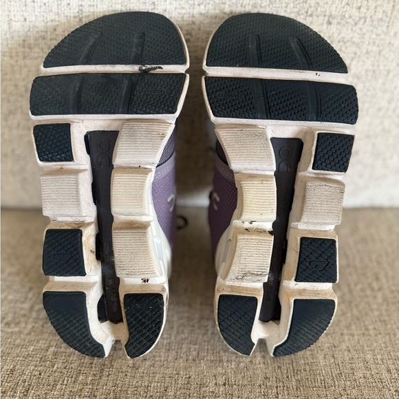 On Running Cloudflyer 4 in Purple and Cream - Picture 8 of 8